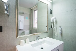 Sea View Apartment | Bathroom