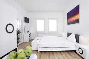 Desk, laptop workspace, iron/ironing board, free WiFi - Hotel Design Apart (Düsseldorf)