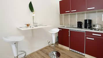 Refrigerador, placa de cocina, cafetera/tetera, utensilios de cocina