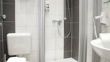 Buồng tắm vòi sen, máy sấy tóc, khăn tắm