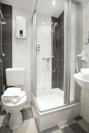 Shower, hair dryer, towels - Hotel Design Apart (Düsseldorf)