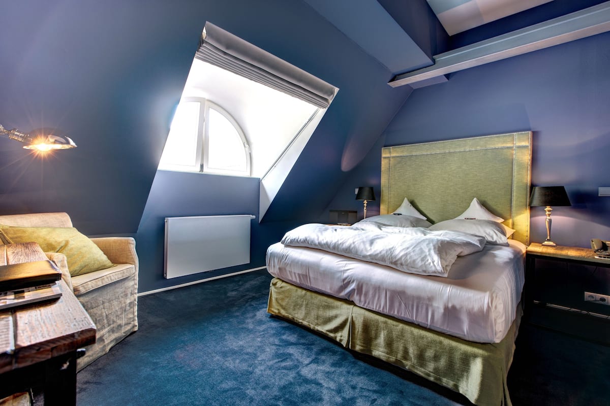 Premium bedding, individually decorated, individually furnished, desk