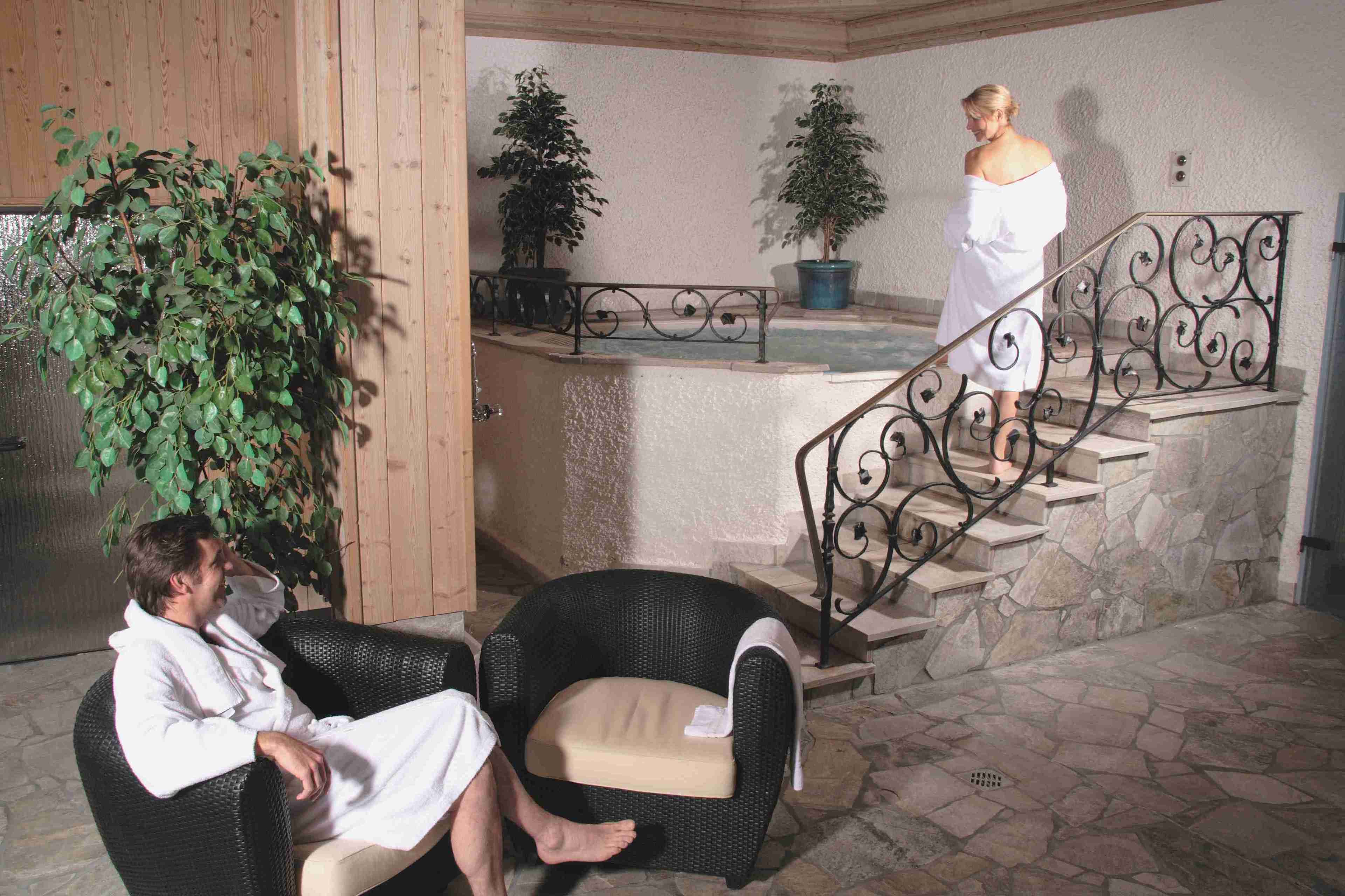 Sauna, Whirlpool, Dampfbad, Körperbehandlungen, Warmsteinmassagen