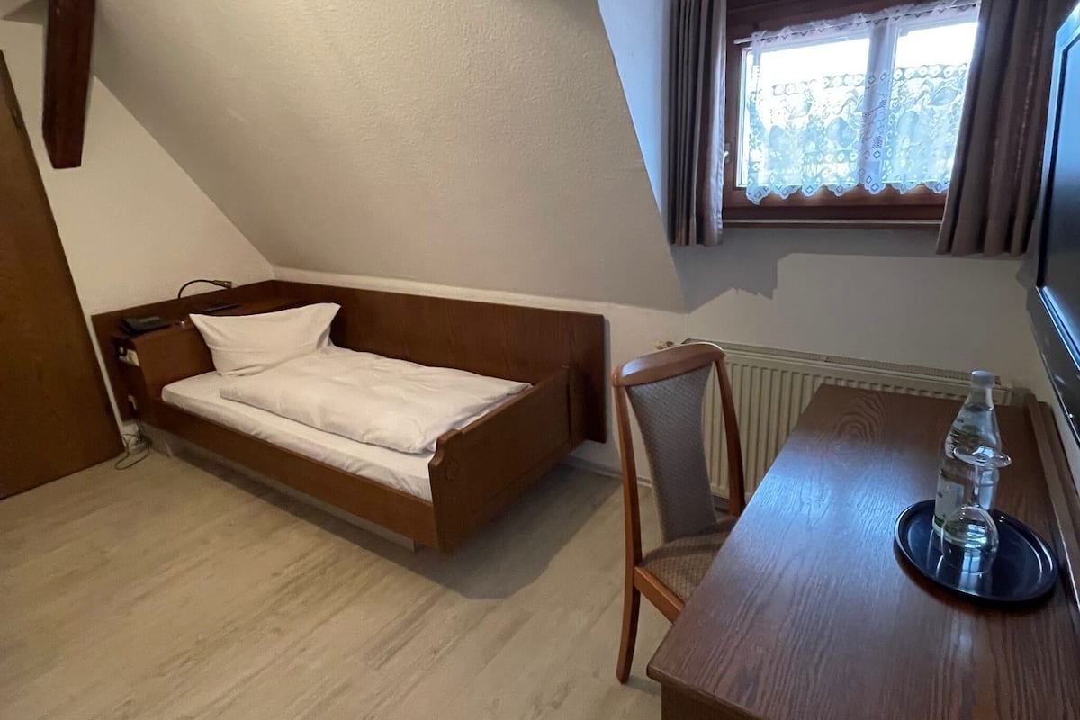 Chambre Simple, salle de bains privée (NebengebÀude) | 1 chambre, bureau, fer et planche à repasser, Wi-Fi gratuit