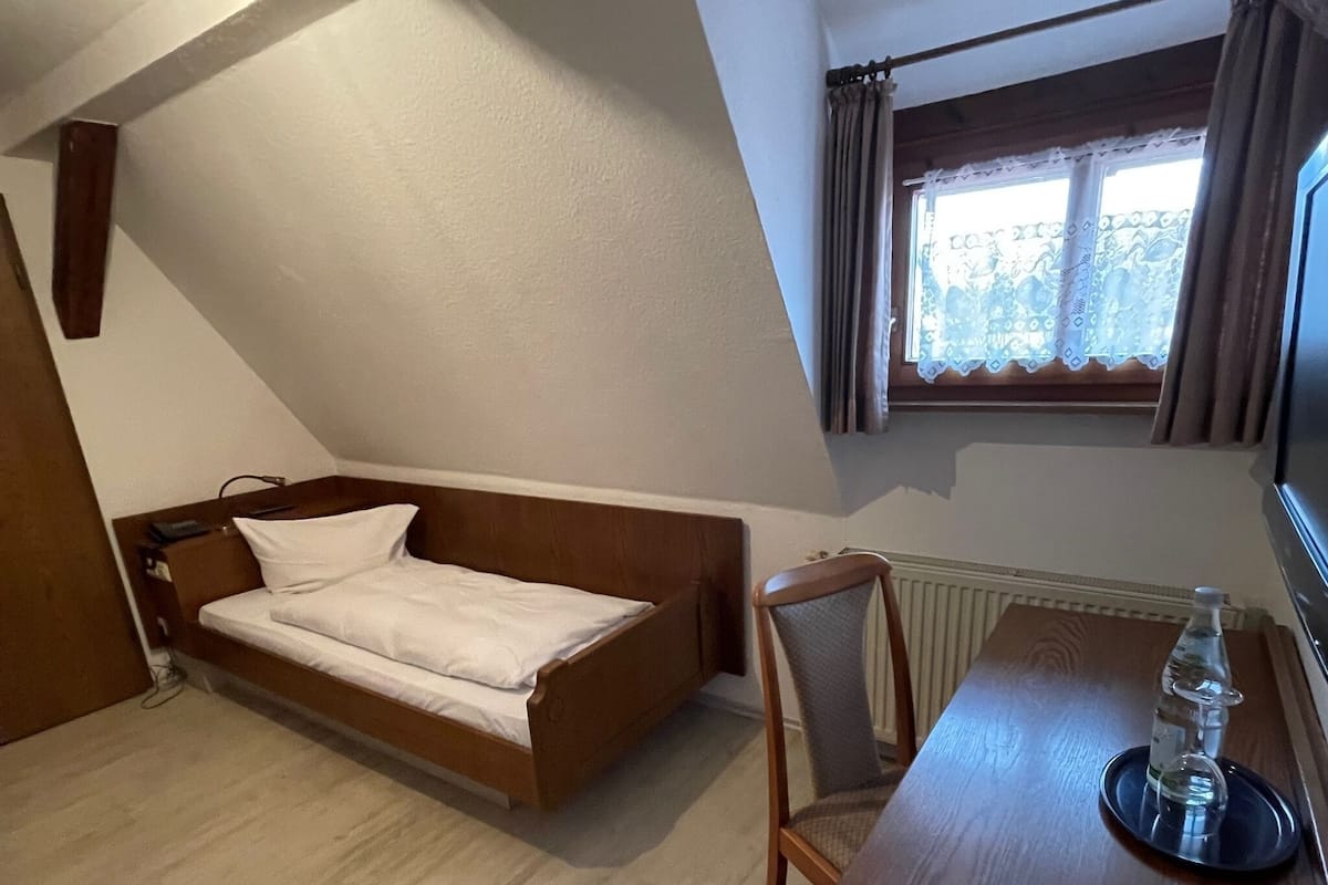 Eenvoudige eenpersoonskamer, privébadkamer (Nebengebäude) | 1 slaapkamer, een bureau, een strijkplank/strijkijzer, gratis wifi