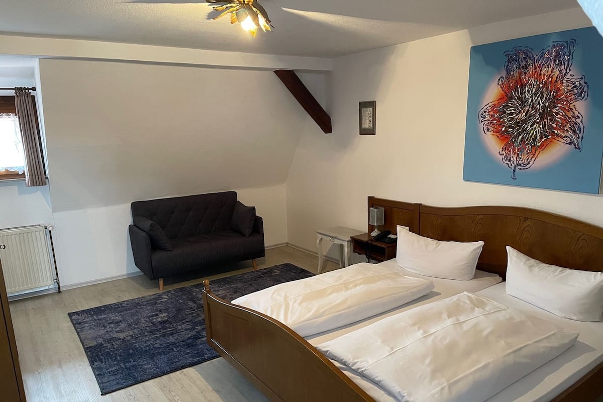 Standaard tweepersoonskamer, privébadkamer, uitzicht op tuin (Nebengebäude) | 1 slaapkamer, een bureau, een strijkplank/strijkijzer, gratis wifi