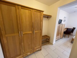 Escritorio, tabla de planchar con plancha, wifi gratis y ropa de cama 