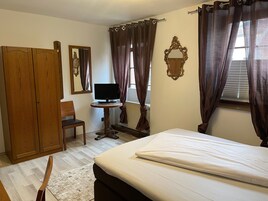 Escritorio, tabla de planchar con plancha, wifi gratis y ropa de cama 