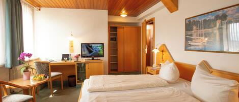 Minibar, Zimmersafe, Schreibtisch, Babybetten