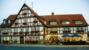 Fassade der Unterkunft – Abend/Nacht