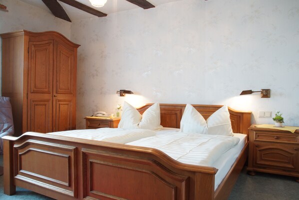 Minibar, coffres-forts dans les chambres, bureau