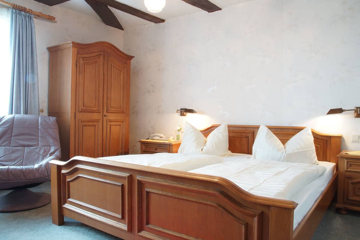 Een minibar, een kluis op de kamer, een bureau, babybedden