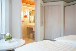 Een minibar, een kluis op de kamer, een bureau, babybedden (toeslag)