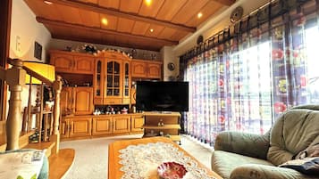 Classic-Apartment, Nichtraucher, Erdgeschoss | Wohnbereich | 32-Zoll-Flachbildfernseher mit Satellitenempfang, Fernseher