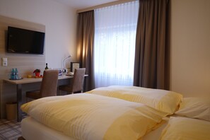 Comfort dubbelrum | 1 sovrum, individuell inredning, unika möbler och skrivbord