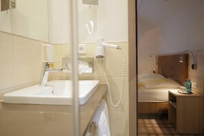 Shower, pengering rambut, dan handuk