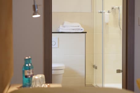 Shower, hair dryer, towels. Gasthof Vossbur