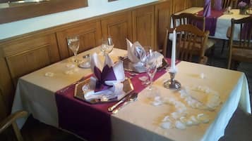 Colazione a buffet, servita tutte le mattine (6 EUR a persona)