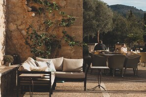 50 インチの薄型テレビ (衛星放送視聴可)