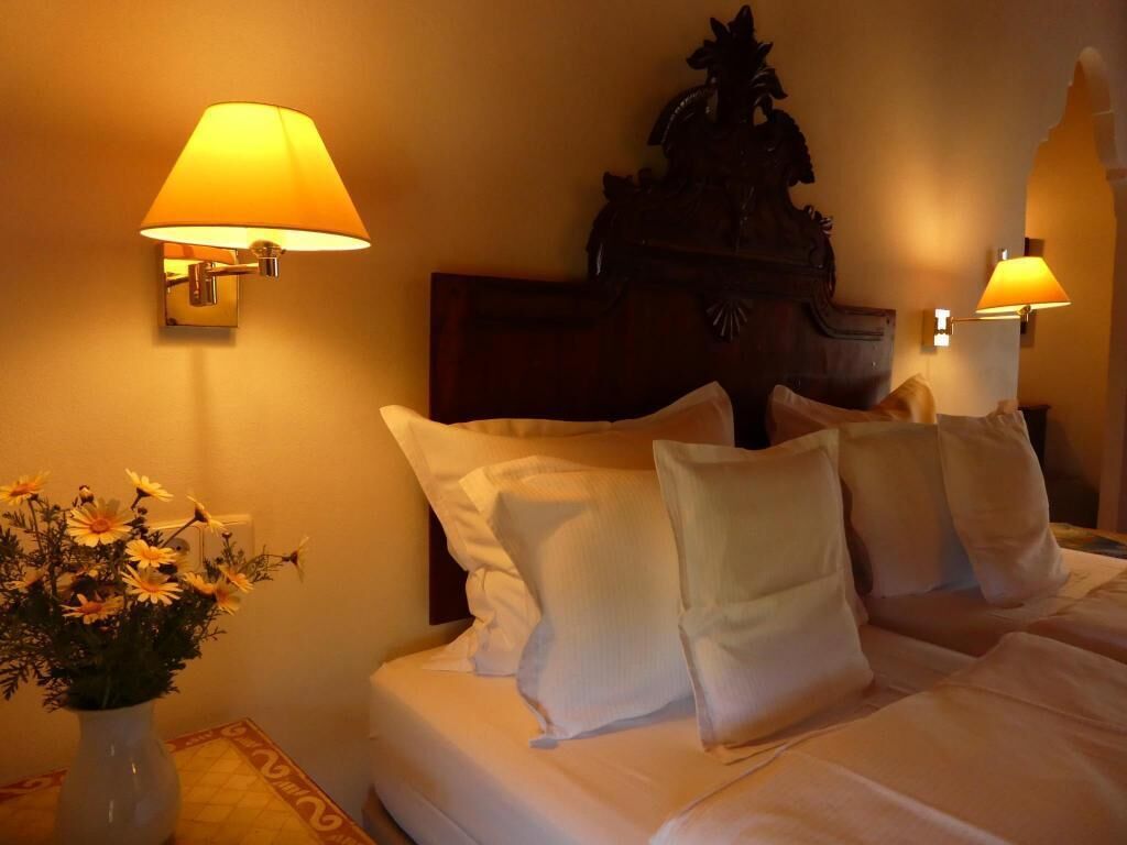 Brankas, meja kerja, Wi-Fi gratis, dan seprai linen