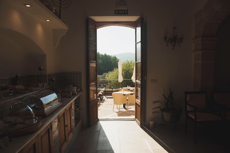 Desayuno buffet diario (EUR 17 por persona)