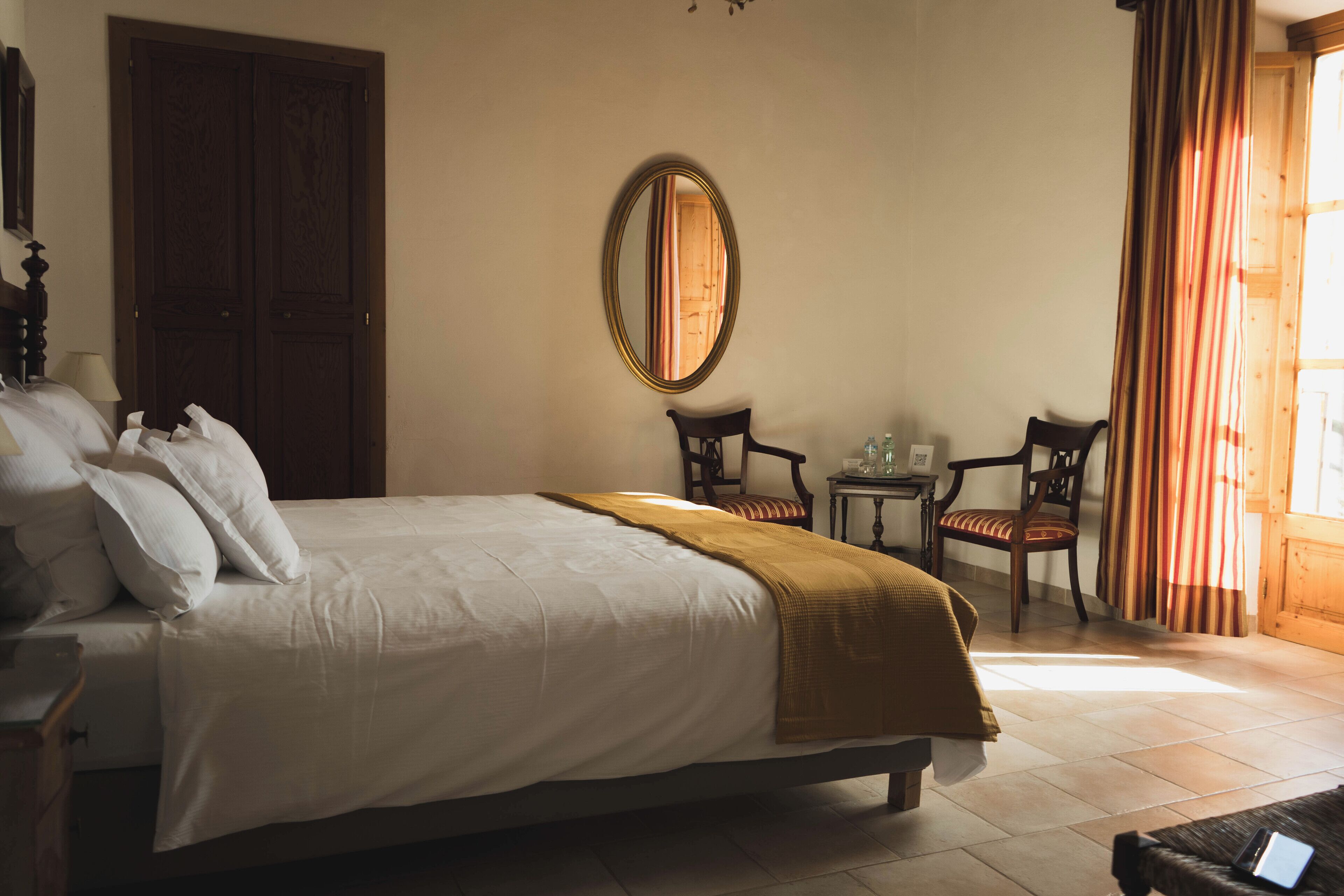 Chambre Classique | Coffres-forts dans les chambres, bureau, Wi-Fi gratuit, draps fournis