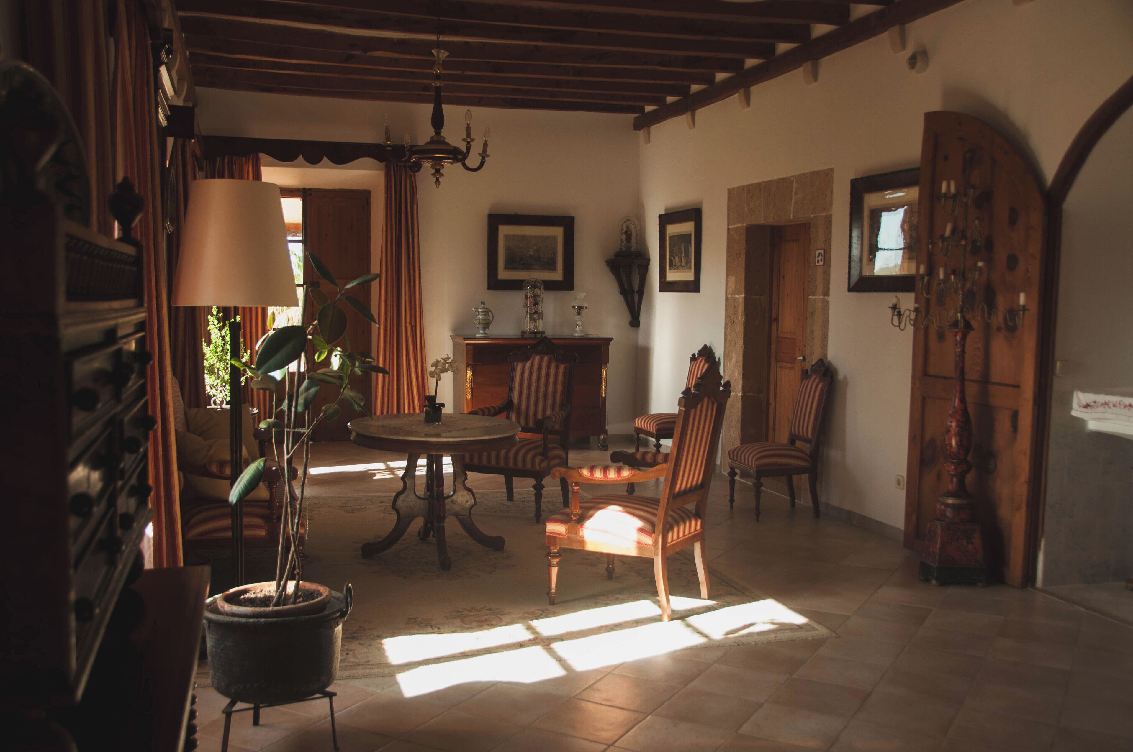 Een 50-inch flatscreentelevisie met satellietzenders