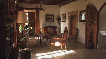 Een 50-inch flatscreentelevisie met satellietzenders