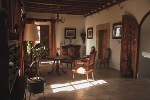 50 インチの薄型テレビ (衛星放送視聴可)