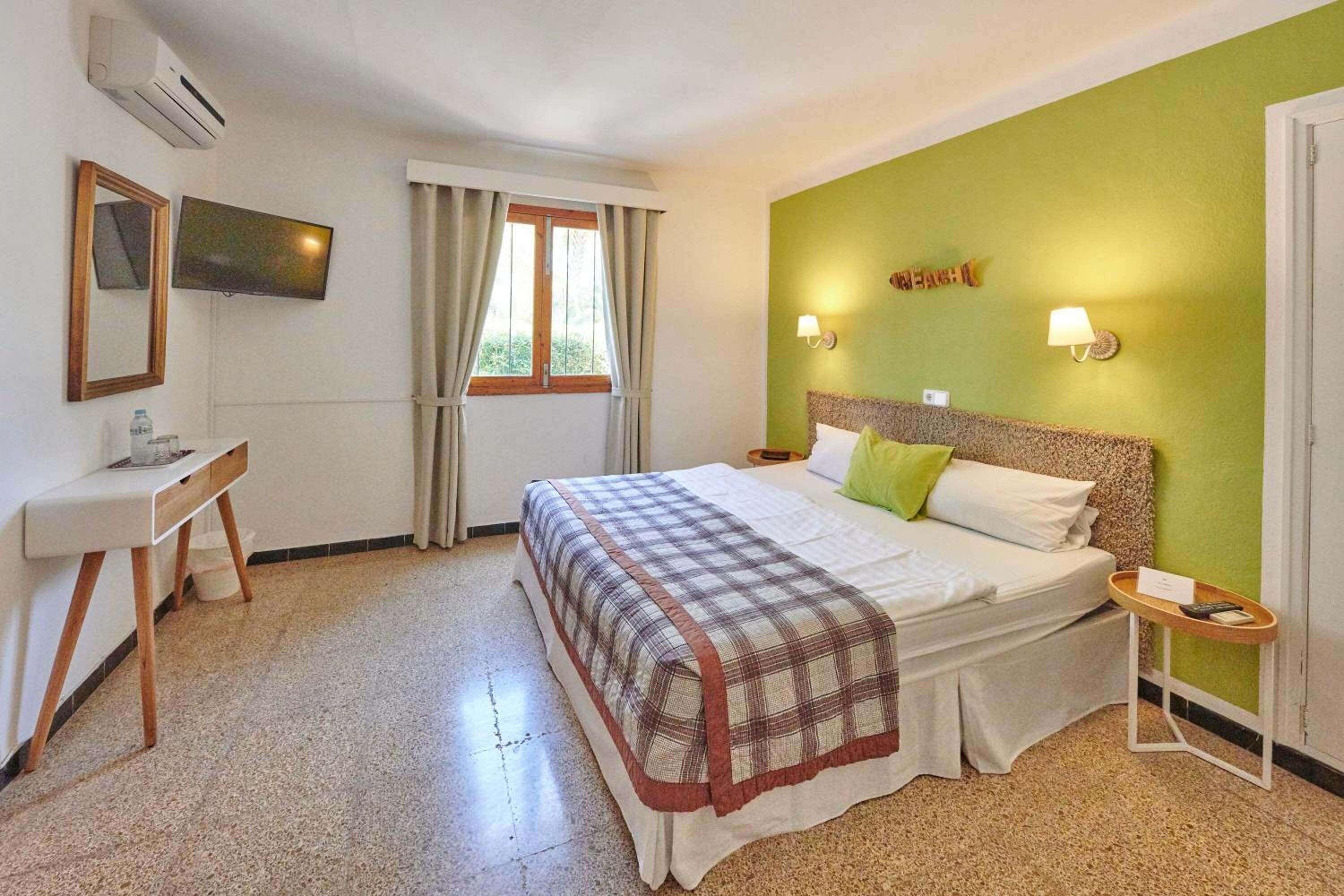 Desk, WiFi (free), bed sheets