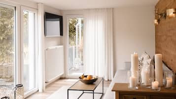 Panorama appartement, 1 queensize bed, kitchenette, uitzicht op tuin | Woonruimte | Een televisie