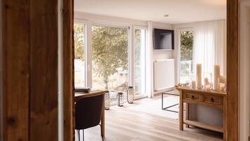 Panoramic-Apartment, 1 Queen-Bett, Kochnische, Gartenblick | Wohnbereich | Fernseher