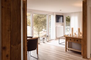 Panoramic-Apartment, 1 Queen-Bett, Kochnische, Gartenblick | Wohnbereich | Fernseher