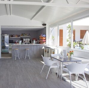 Daily cooked-to-order breakfast for a fee - Cristina Apartamentos Villas (Son Servera)