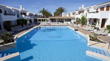 Outdoor pool, pool umbrellas, sun loungers