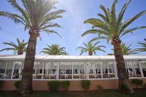 Breakfast, lunch and dinner served - Cristina Apartamentos Villas (Son Servera)