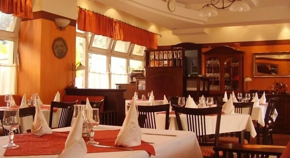 Breakfast and dinner served, Hungarian cuisine - Tisza Alfa Hotel (Szeged)