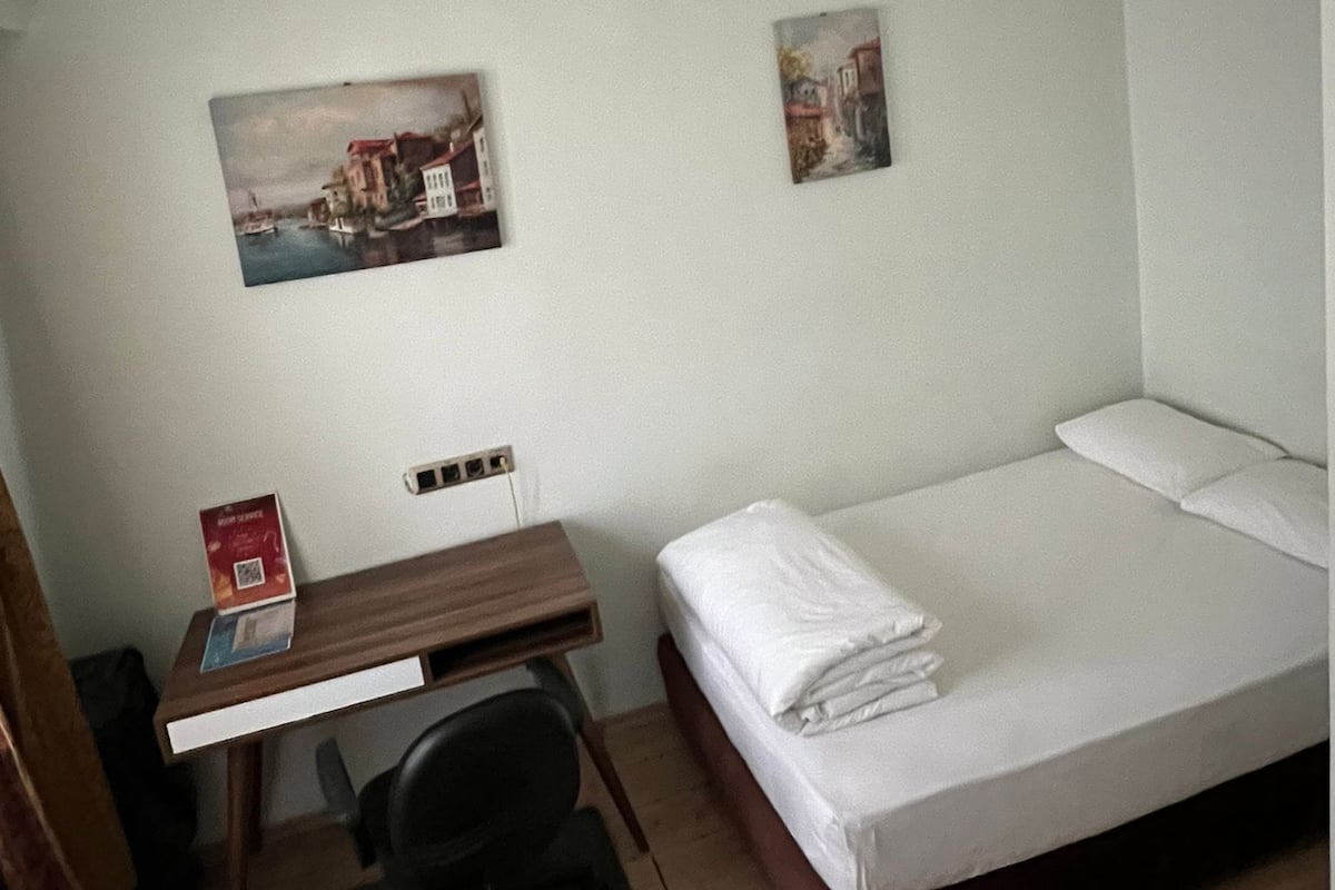 Quarto casal empresarial, 1 cama de casal, ar-condicionado, vista para a cidade | Roupas de cama premium, frigobar, cofres nos quartos, cortinas blackout