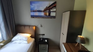 Quarto solteiro empresarial, ar-condicionado, vista para o parque | Roupas de cama premium, frigobar, cofres nos quartos, cortinas blackout