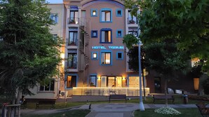 A multi-story hotel with balconies, a well-lit entrance, and a sign reading "HOTEL TORUN". - Hotel Torun Istanbul Old City (Istanbul)