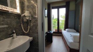 A hotel room with a bathroom, a bed, a TV, and a balcony. - Hotel Torun Istanbul Old City (Istanbul)