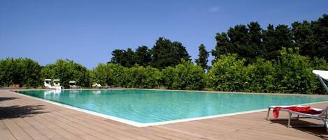 Una piscina techada, una piscina al aire libre de temporada