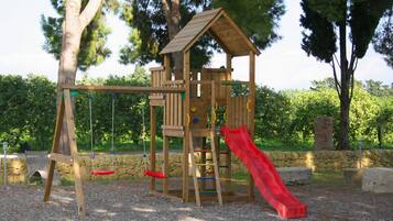 Área de juegos infantiles al aire libre