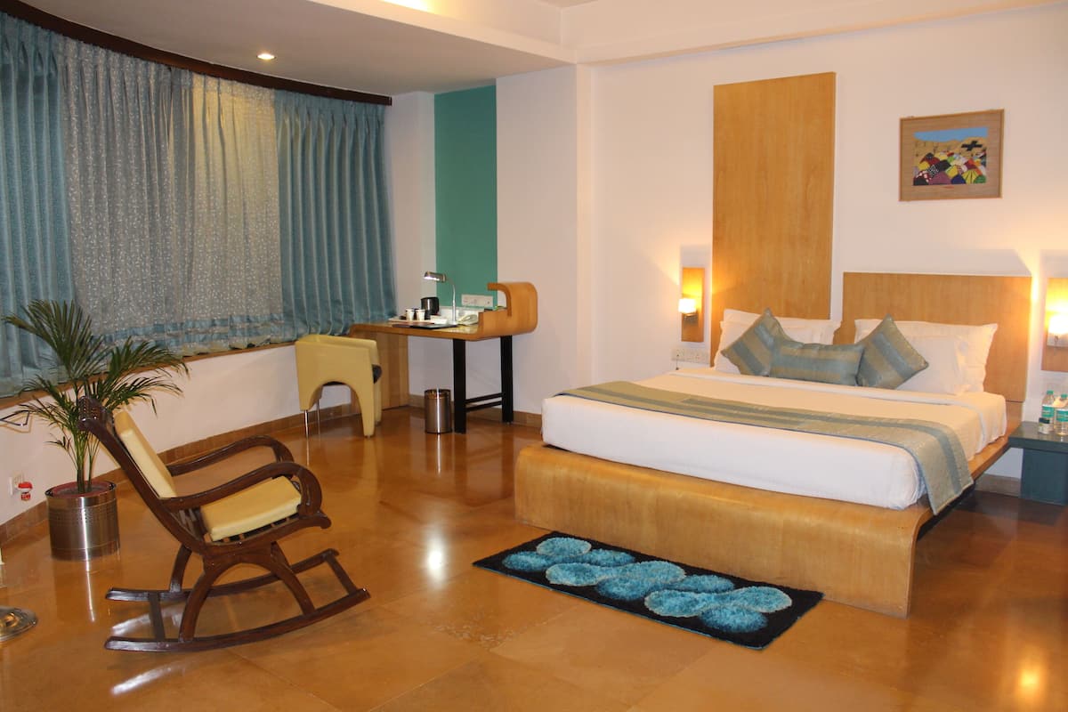 Royal Suite, 1 Katil Raja (King), Bathtub, City View | Peralatan tempat tidur premium, bar mini, peti besi dalam bilik, meja