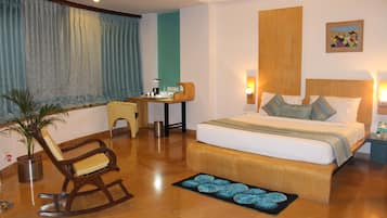 Royal Suite, 1 King Bed, Bathtub, City View | Premium bedding, minibar, in-room safe, desk