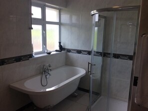 Amenidades de baño gratuitas, batas, toallas