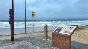 Una playa con un cartel que dice "BANNA STRAND".
