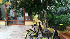 A hotel entrance with two bicycles parked outside. - Hotel Ristorante La Piana (Amorosi)