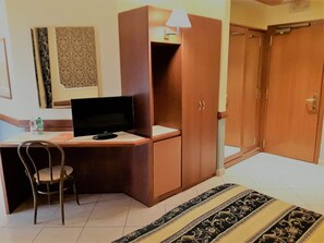 Classic-Doppelzimmer | Hochwertige Bettwaren, Schreibtisch, laptopgeeigneter Arbeitsplatz