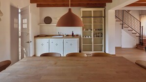 Suite familiar, vista al jardín | Comedor